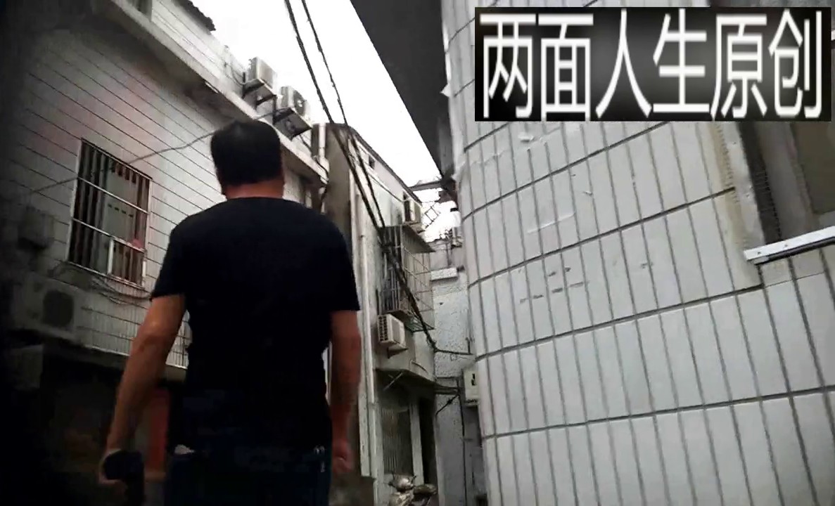 傍晚饭后城中村溜达被站在小巷拉客的少妇带入小旅馆来一炮一边干一边看手机