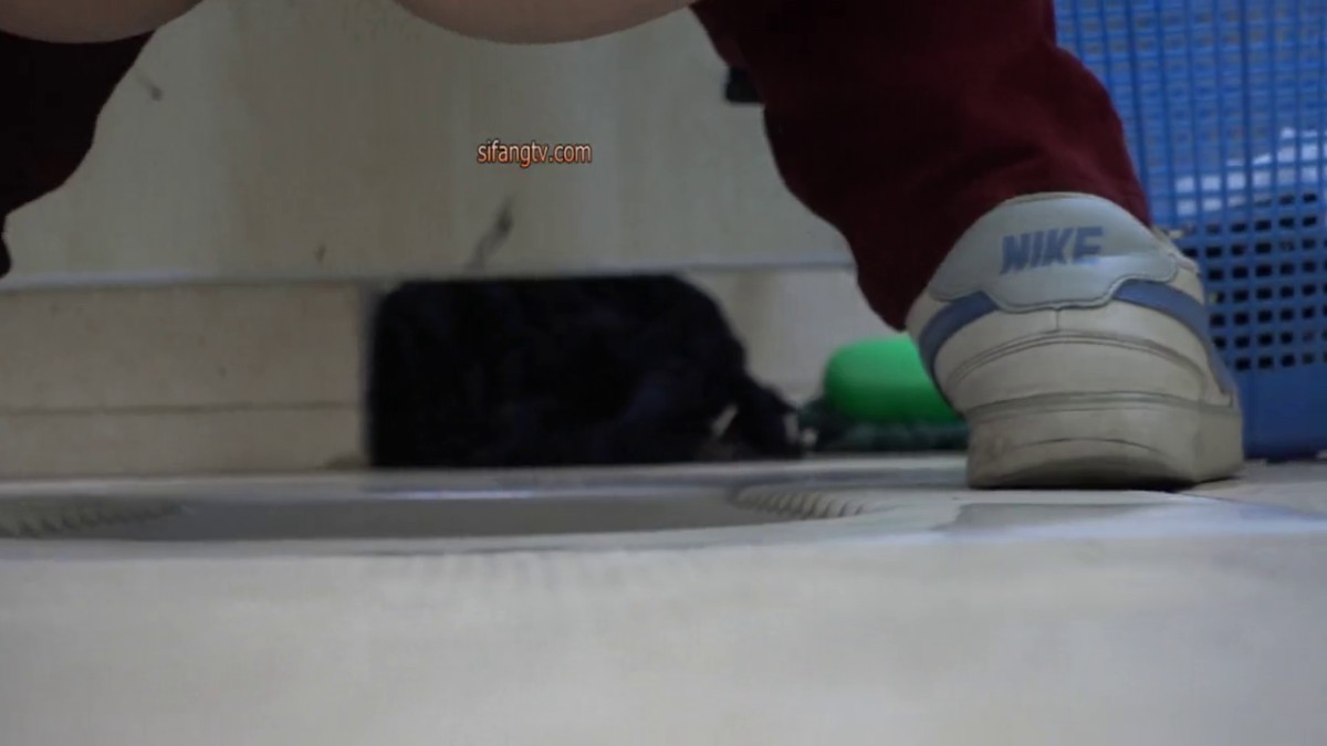 大胆坑神藏身办公楼女厕，全方位偸拍超多小姐姐方便，拍脸又拍逼，各种大屁股3