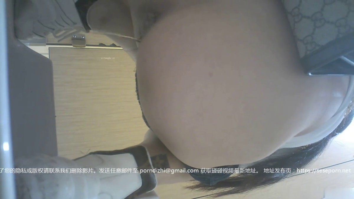 24位极品颜值小美女嘘嘘，近景特写同步露脸全身，小姐姐私密处看得一清二楚2