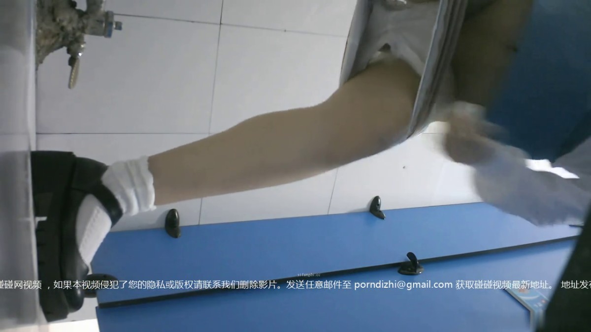 24位极品颜值小美女嘘嘘，近景特写同步露脸全身，小姐姐私密处看得一清二楚5