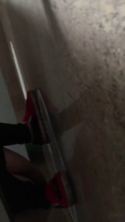 大胆坑神藏身办公楼女厕，全方位偸拍超多小姐姐方便，拍脸又拍逼，各种大屁股