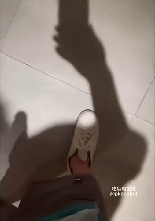 某某门事件】第417弹 抖音40万粉博主 铃 不雅视频曝光，被健身教练带到商场厕所猛操