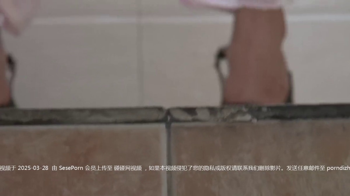 大神潜入路边公厕全景偷拍粉色长裤美女的干净粉嫩的美鲍鱼