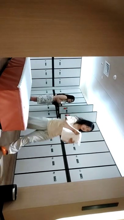 -贵在真实】，汤泉生活馆，猥琐女暗藏摄像头全程偸拍女士间更衣间春色，超多小姐姐裸奔，蓬松毛茸茸的阴毛好重.2