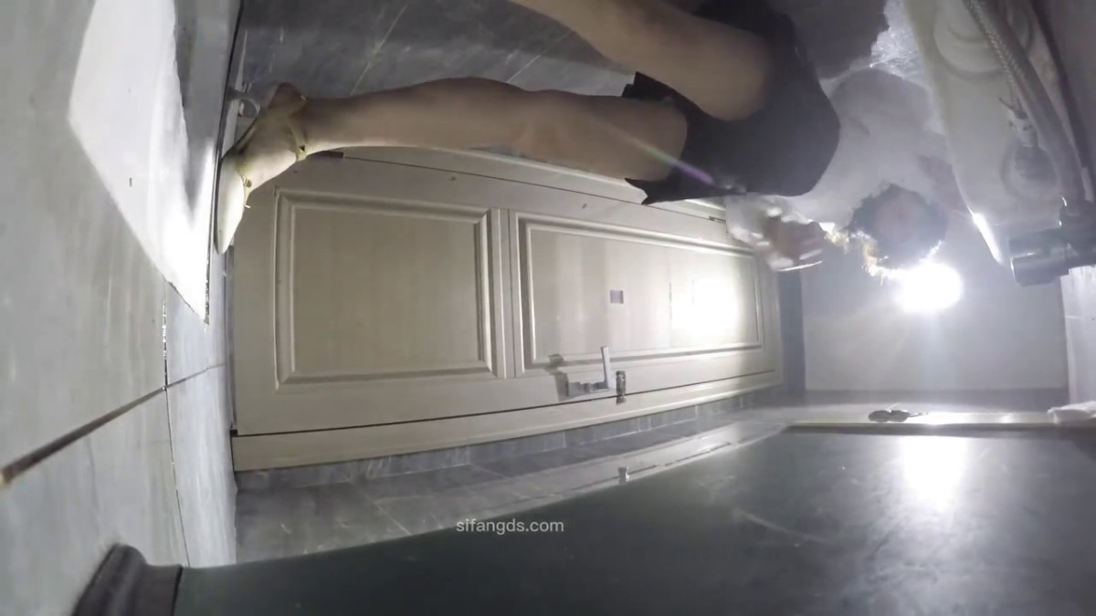 3月流出❤️厕拍大神给KTV送酒潜入女厕偷拍小姐尿尿前蹲靓妹劈腿绑鞋带