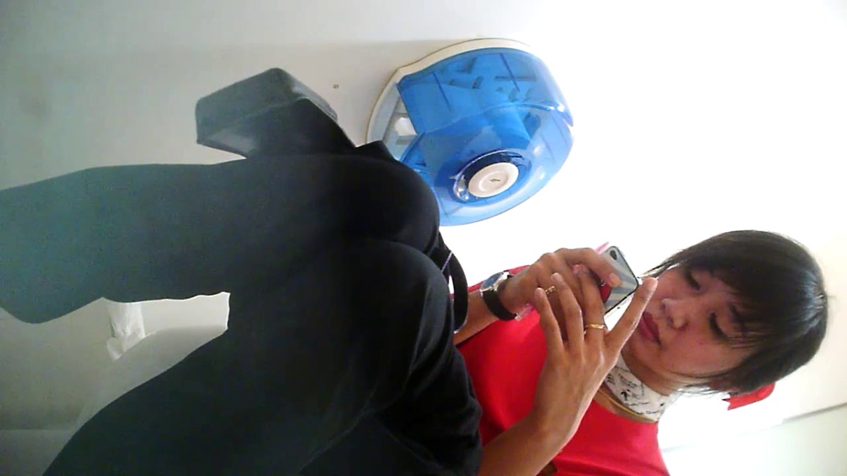 泰国旅游区女厕全景偷拍了多位漂亮美女少妇的各种极品鲍鱼25