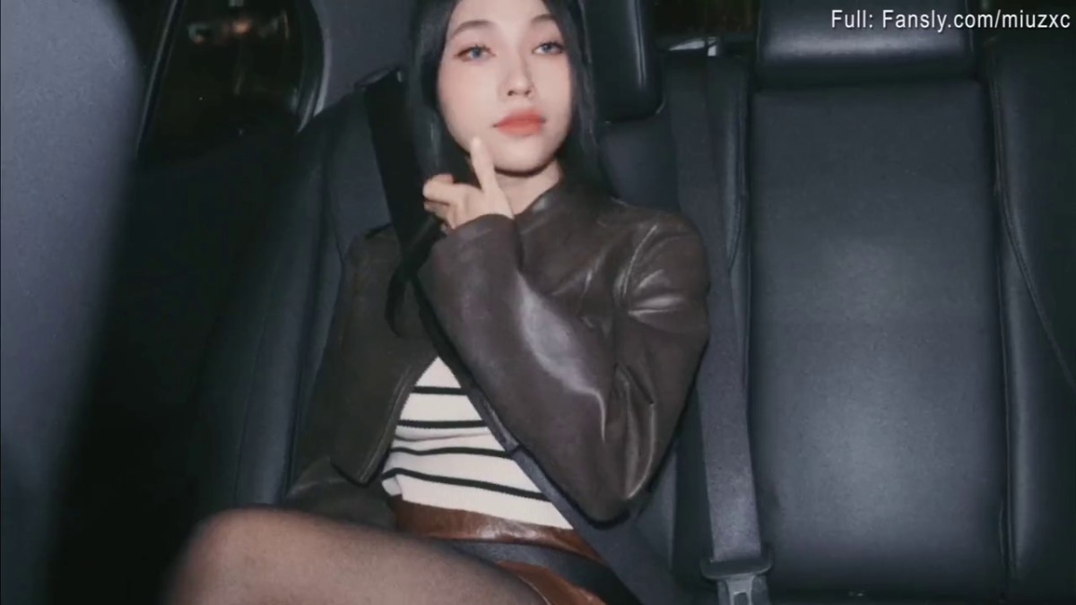 越南骚浪反差妹「Miuzxc」打车回家发现钱包掉了，只好答应司机肉偿，混蛋司机在车上无套操了喔两次才肯放我走
