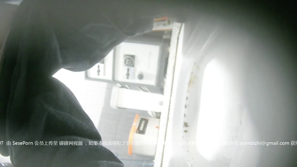 三月流出厕拍大神❤️写字楼女厕前后景双视角高清偷拍女同事尿尿黄色长靴高颜值气质美女复古穿戴3