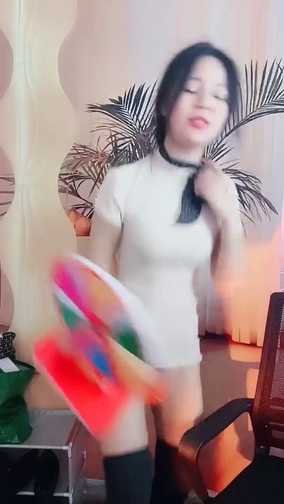 -2025年4月新人，【小少妇以下海】，舞蹈御姐， 超骚~超漂亮~道具自慰~尿尿，甜美可人校园女神