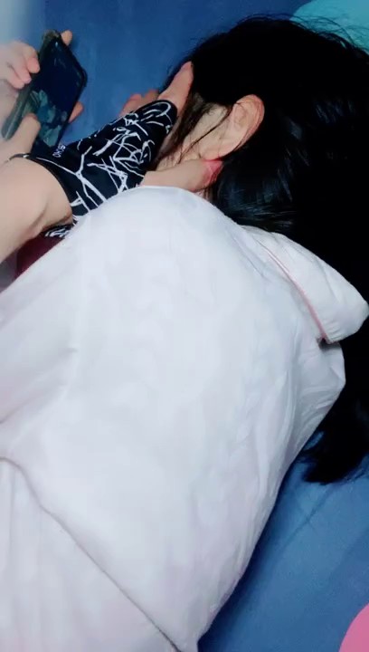 剧情演绎】下药睡奸两个小表妹 雪白的肌肤，粉嫩的小骚逼，青春的气质，被无情怒艹