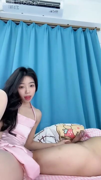 骚浪贱顶级反差母狗~12月1月【施施_思思】P2 丝足高跟~舔脚自慰~约炮足交口爆 1 #主播 #自慰 #施施 #足交