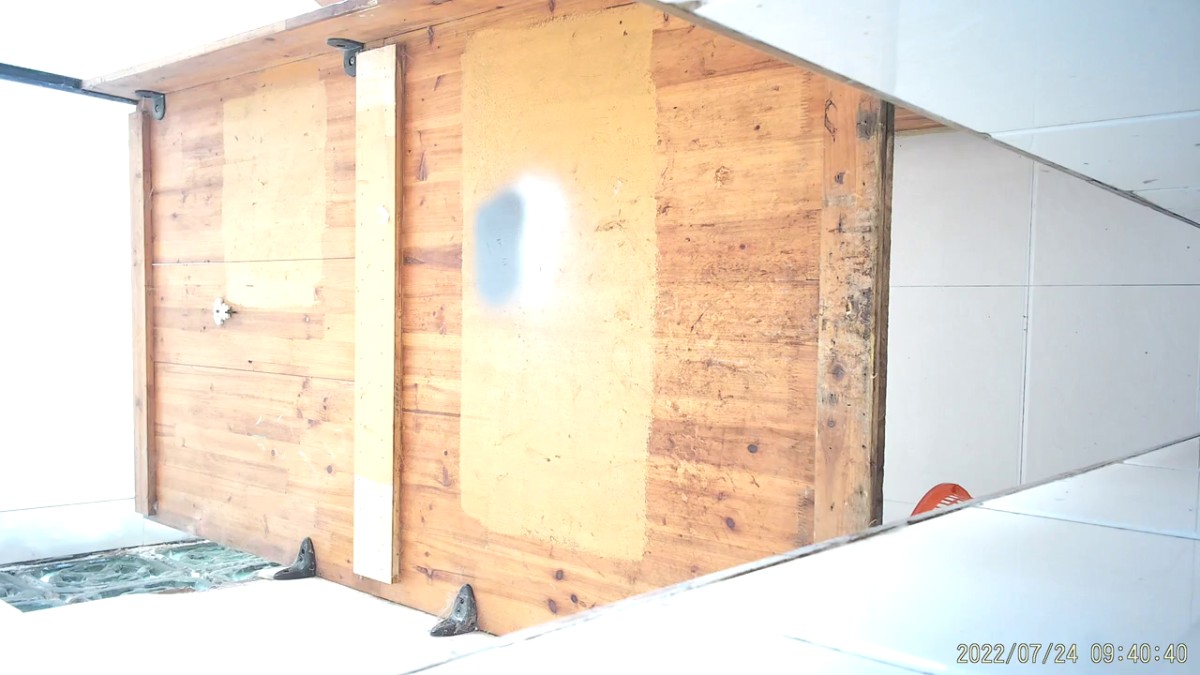 8月新流出国内厕拍大神潜入 某小区附近健身房女厕偷拍粉红短裤美女的鲍鱼带点姨妈血看着很想洗干净舔一下