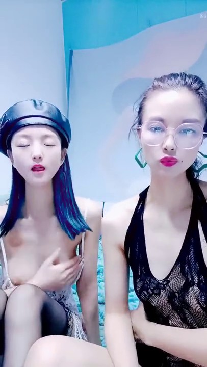 妈妈带着骚女儿一起大秀，全程露脸黑丝情趣双头道具，性感无毛逼，让妈妈抽插骚穴呻吟，淫声荡语不断好刺激