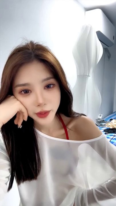 极品纹身女一个人在家发骚诱惑狼友，听指挥脱光光揉奶玩逼，掰开给狼友看特写，道具抽插浪叫呻吟精彩不止