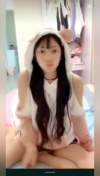 抖音上的精彩走光瞬间，少女少妇熟女都有，最爱那低头一瞬间的美丽闪现，不管无意还是刻意，音浪和流量都已到手