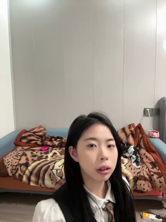 2025年新流，不靠颜值，靠骚吃饭，绝顶露脸骚母狗【LYJyao52】羞耻露出，各种性爱自拍②1