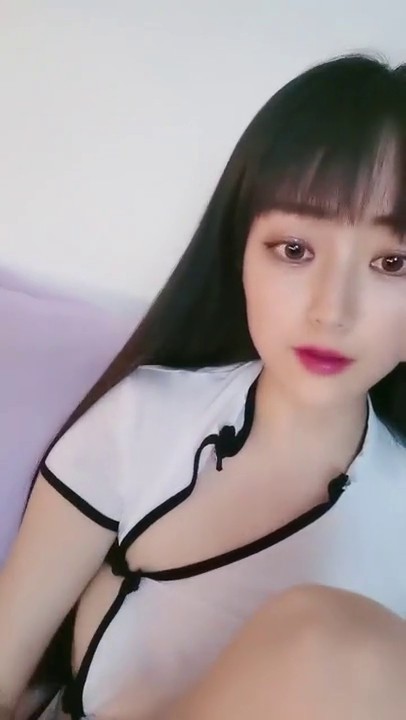 漂亮眼镜新人气质美女，长发及腰情趣装，细腰白嫩美乳，掰开小穴粉嫩紧致，扭动大白美臀，刚播有点放不开