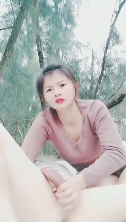 冬天里的一把伙全程露脸激情户外大秀直播啪啪，口交大鸡巴主动上位抽插让大哥玩奶子，撅着屁股爆菊花尿尿