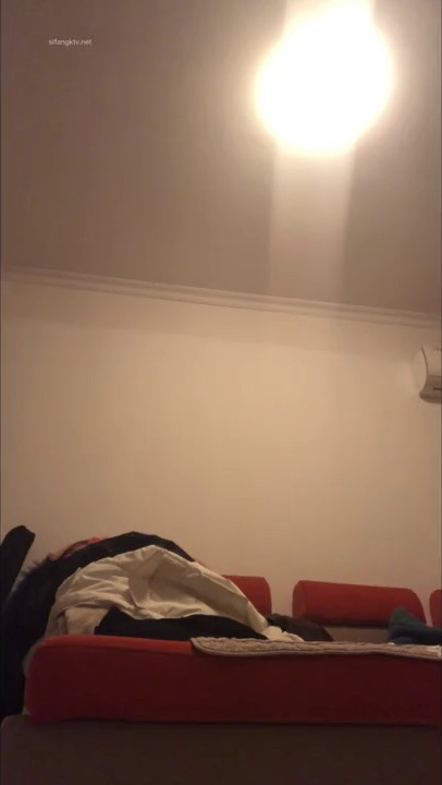 哥哥家卫生间暗装针孔，偷拍嫂子洗澡全过程，屁股好肥，居然穿透明内裤，闷骚啊