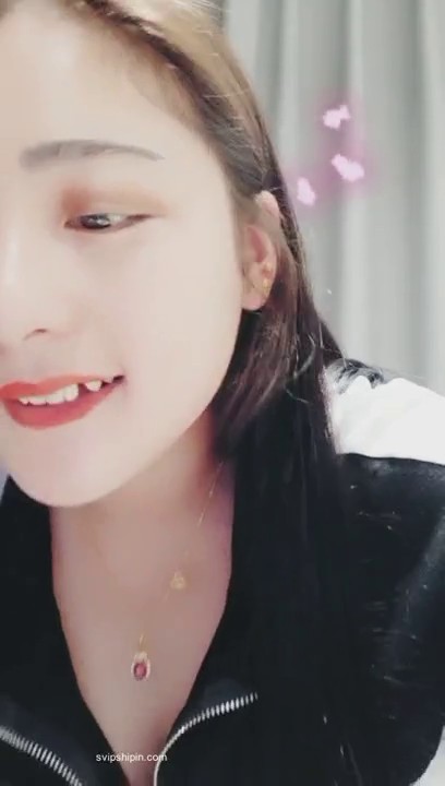 酒窝美女长得非常骚，半夜十二点去按摩会所还调戏技师