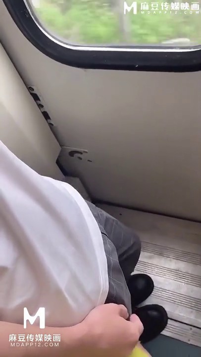 通往性福的班次 淫荡御姐在火车上色诱抽烟的小伙 直接在厕所打炮啪啪后入榨精 太刺激了这种艳遇