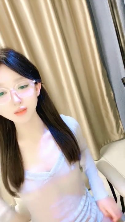 出道即巅峰，新人校花下海，高冷眼镜反差婊【蓝川诗诗】福利，粉鲍自慰抽插淫水泛光零距离插菊2