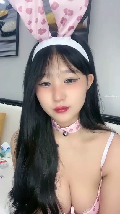 半糖童颜巨乳04年玩偶姐姐-回归穿着连体黑丝和小伙各种体位啪啪，超会口交，还自插屁眼