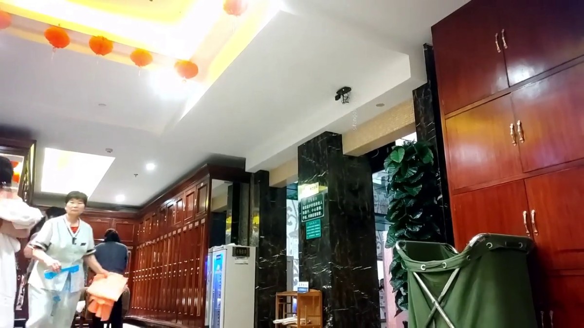 大众浴室内部员工偷拍 几位白白嫩嫩的美少妇洗澡换衣服