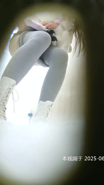 精品厕拍，K鸡单部售价50-100R，脸穴同框，高颜值全景厕拍多位美女方便1