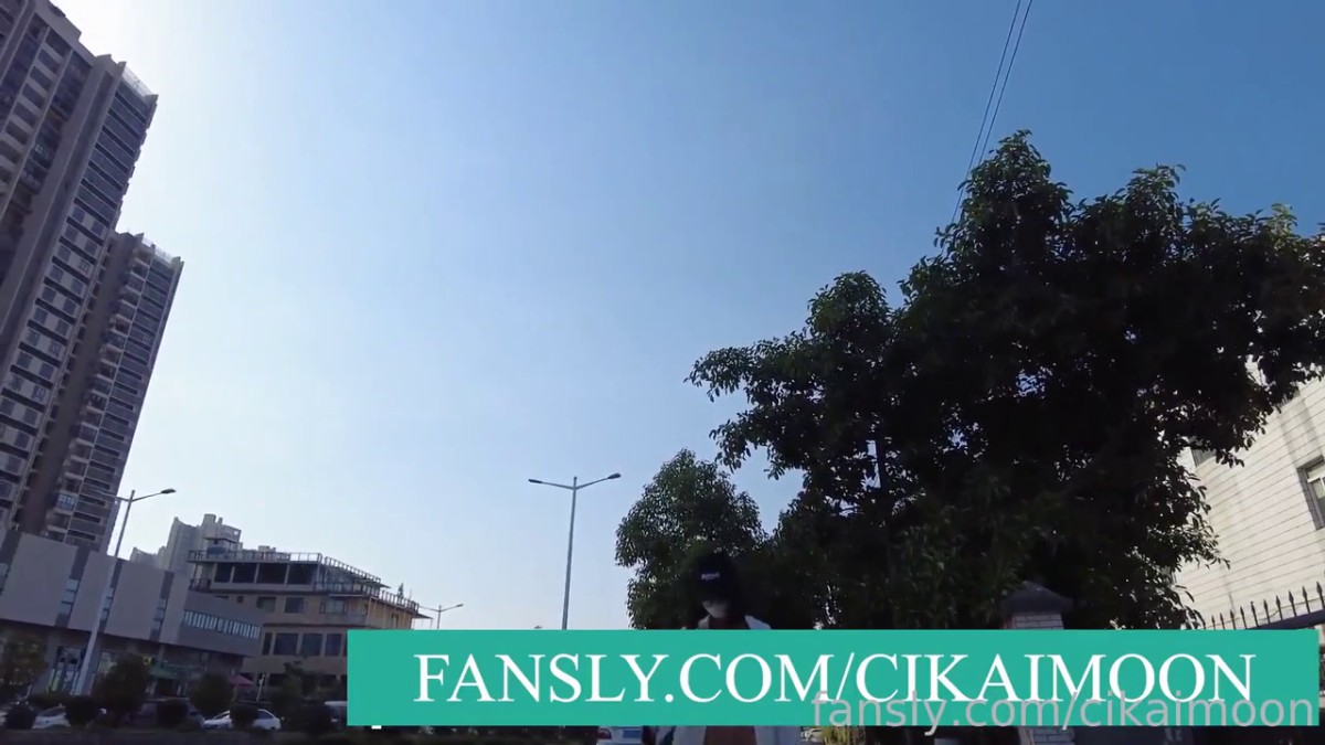 2025新品，天花板露出狂人御姐【cikaimoon】付费④，更大胆直接，全裸与老农聊天帮人干活6