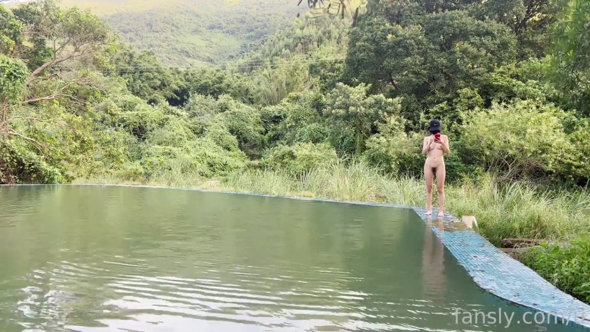 2025新品，天花板露出狂人御姐【cikaimoon】付费⑦，更大胆直接，当着老农的面直接脱光