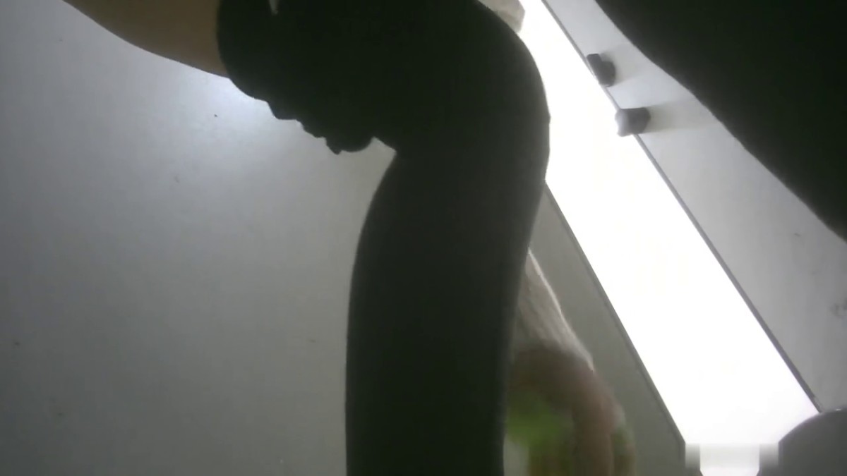 商场女厕近景真实偷拍多位少妇熟女方便，大屁股大鲍鱼哗哗的尿量充足