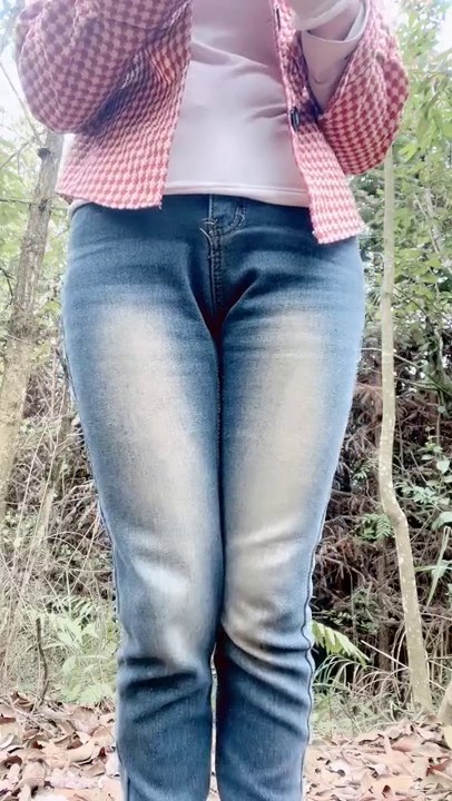 【剧情演绎】骚货与炮友在小树林中激情啪啪啪 站立着无套后入狂操一顿