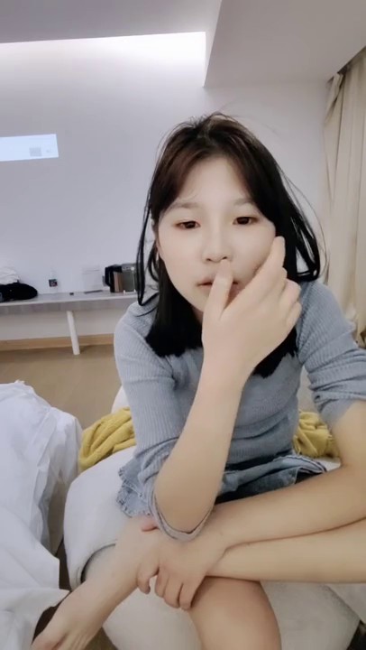 【栖栖小妹妹】乖巧嫩妹妹 深喉口交 足交玩弄粉嫩逼逼无套插入