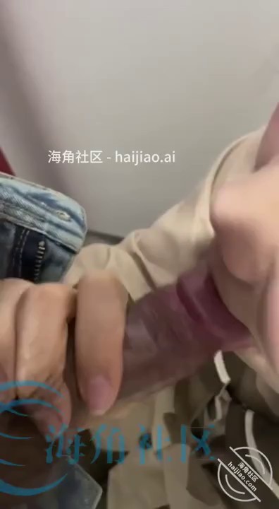 【5-6月新品】，继父继女乱伦大神【我是奶气草莓】钻石贴①，让女儿塞上跳蛋户外露出野战被别人抓包