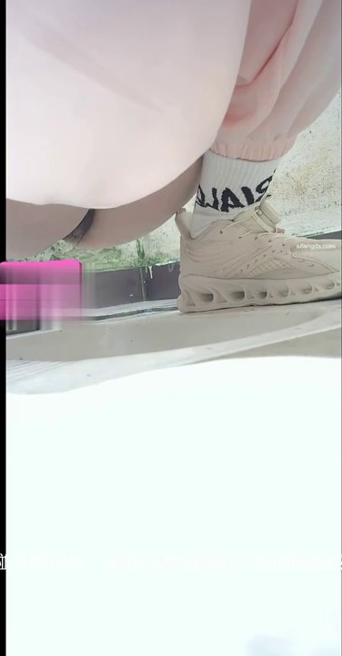 六月新流出KTV女厕前后双镜头偷拍 小姐尿尿水晶高跟鞋美女的无毛白虎穴03