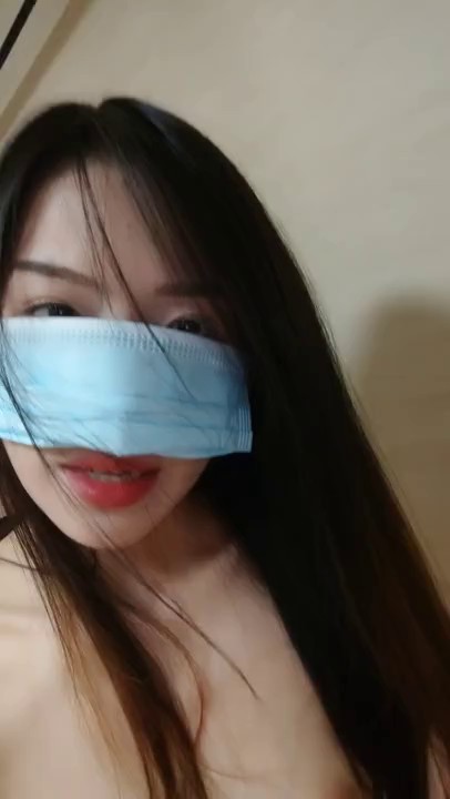 无意间刷到的女主播 虽然有口罩半遮挡着但是目测肯定是个骨感颜值美女
