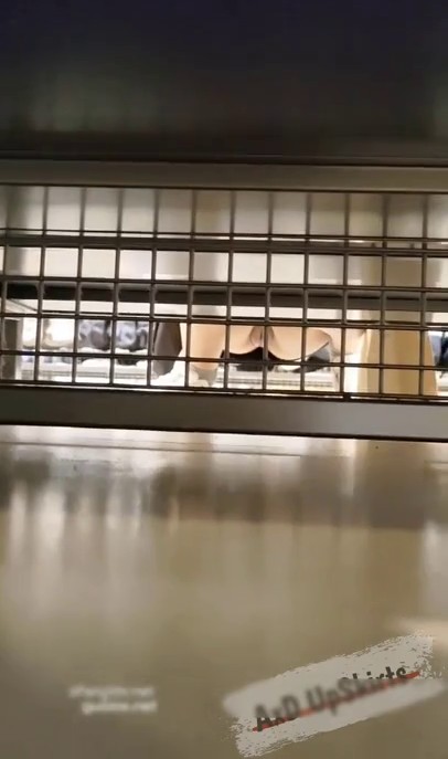 私房新品售价89元的【AXD系列CD】 1-极品无内！开闪掀裙全方位拍摄MM无毛小骚逼