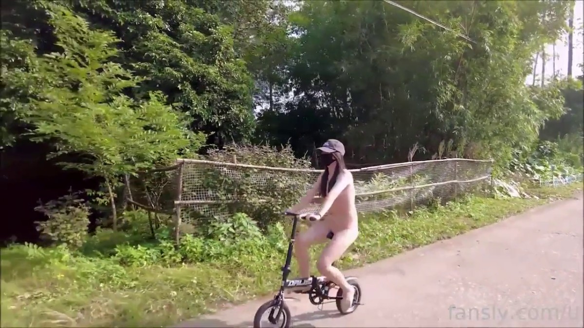 2025年新品，天花板露出狂人御姐【cikaimoon】无视路人，全裸下乡闲逛，露点给独居老人做饭