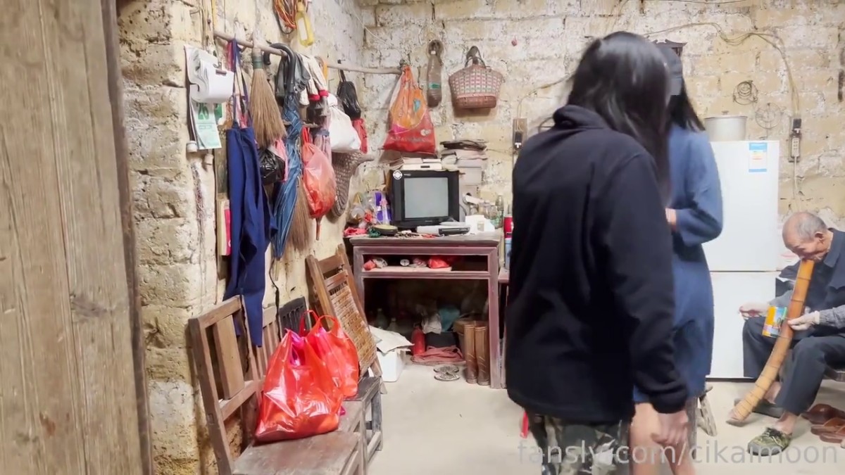 2025年新品，天花板露出狂人御姐【cikaimoon】无视路人，全裸下乡闲逛，露点给独居老人做饭1