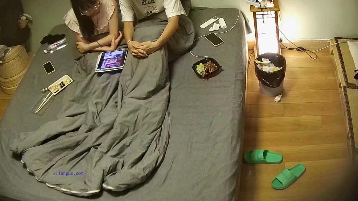 六月最新高校附近钟点炮房 摄像头偷拍大学生情侣青春女孩被男友射了一嘴后再吃外卖1