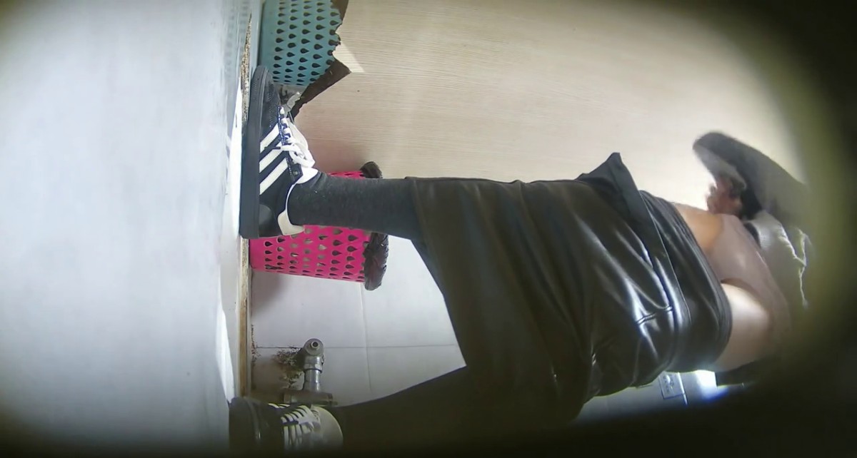 六月最新流出 魔手外购美女如云夜总会偷拍小姐尿尿无毛白虎靓妹忘带纸直接用手擦逼