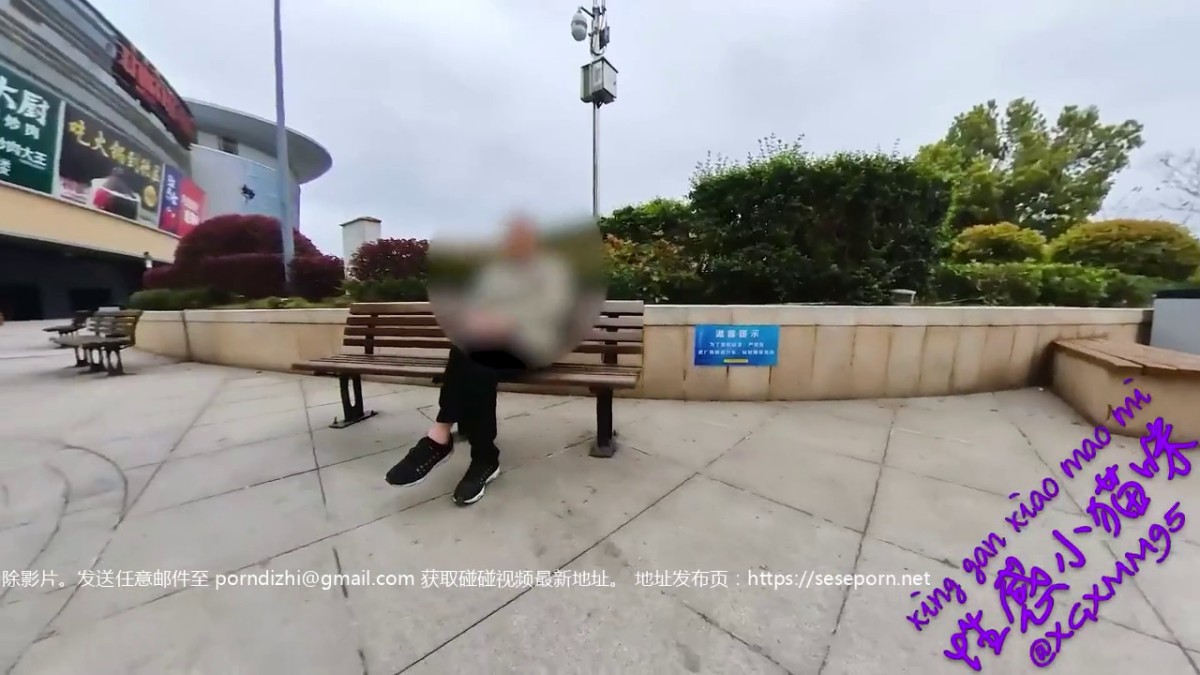 【真实露出】广场上露出自摸给陌生人看