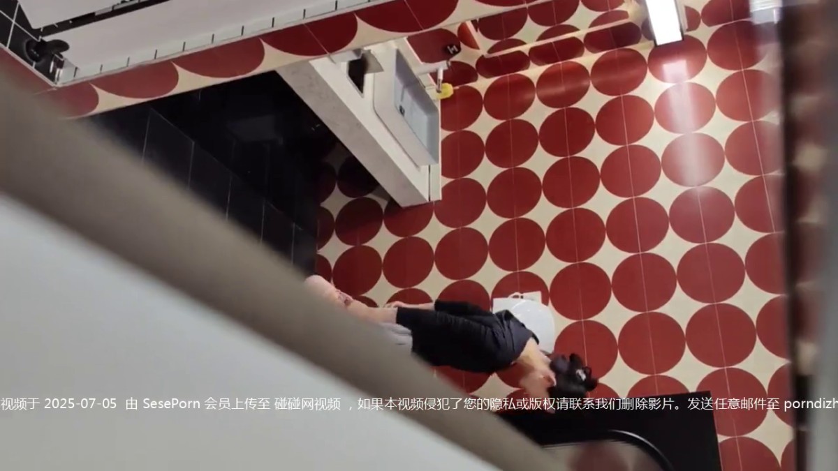 六月流出厕拍大神手持闯拍 写字楼女厕偷拍几个美女尿尿耐克拖鞋白领美女月经期流量很大.