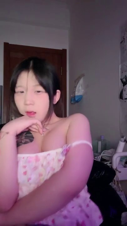 极品反差婊 婴儿肥精神小妹为生存下海，自慰抠逼揉粉嫩大奶子，这就是年轻的魅力