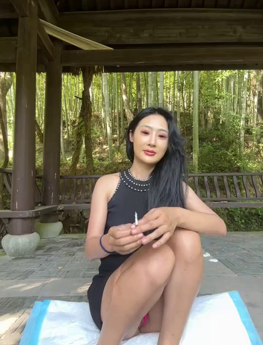 主播 so-linger 7月4日-5日极品骚货户外直播漏出、自慰卖骚、各种大胆动作非常刺激7