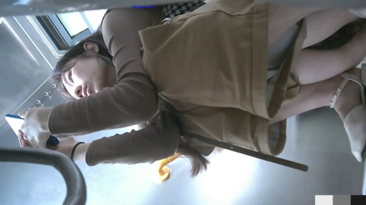 十一月新流出大神潜入师范学院附近公厕露脸偷拍学妹尿尿 红手机非常高跟靓女