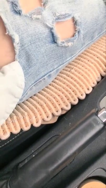 高颜值爆乳妹子勾搭司机户外车震啪啪 车后座口交逼逼还塞着跳蛋抽插射精 很是诱惑喜欢不要错过