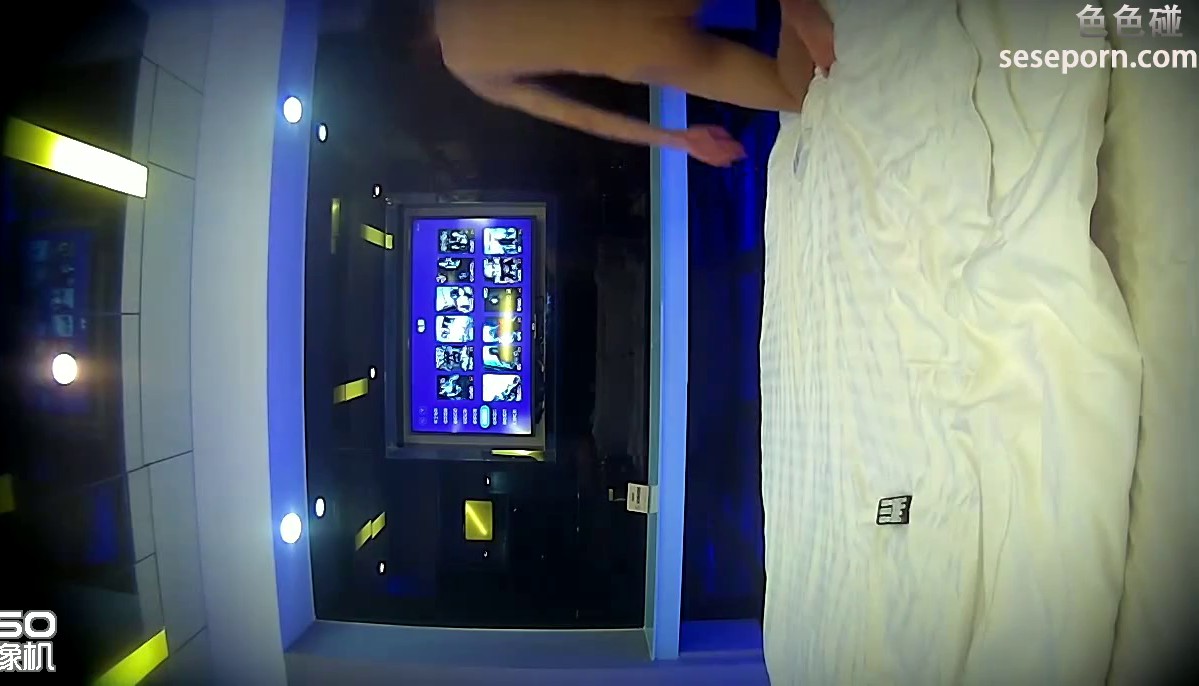 精品酒店电视房偷拍穿的不错的长发妹子和男友背靠式做爱搞完擦点护肤水对白清晰