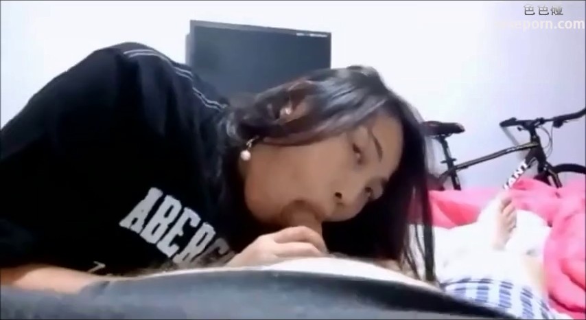 深圳上班的气质漂亮打工妹等公交车时被专搞美女的老外搭讪套路后带回家啪啪,看表情是受不了那么大的鸡鸡!